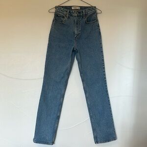 Abercrombie Ultra High Rise 90s Straight Jean - Size 25